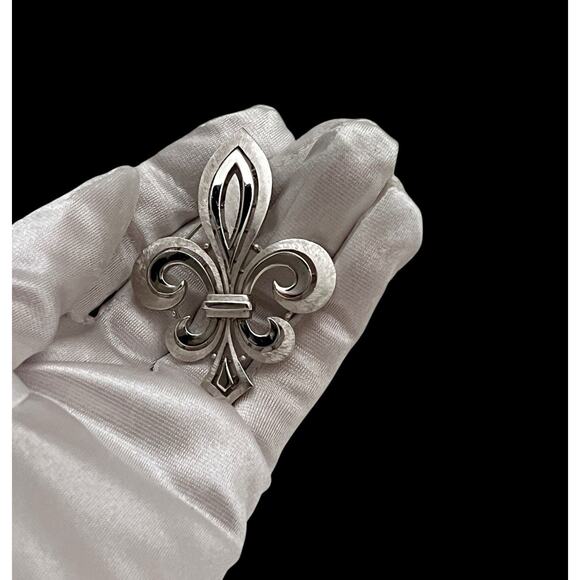 Crown Trifari Fleur De Lis Brooch Silver Tone Pin Brushed Smooth Shiny Wearable - Picture 6 of 12